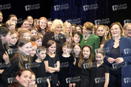 Königin-Gemahlin Camilla und beim Besuch der Komischen Oper in Berlin