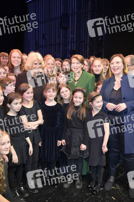 Königin-Gemahlin Camilla und beim Besuch der Komischen Oper in Berlin
