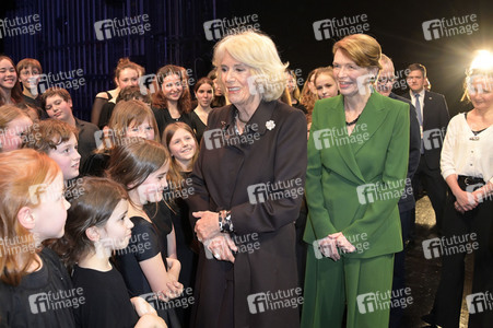 Königin-Gemahlin Camilla und beim Besuch der Komischen Oper in Berlin