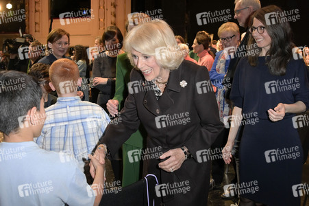 Königin-Gemahlin Camilla und beim Besuch der Komischen Oper in Berlin