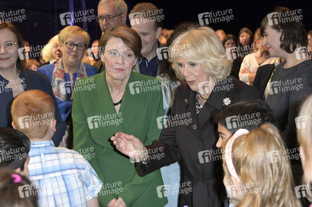 Königin-Gemahlin Camilla und beim Besuch der Komischen Oper in Berlin