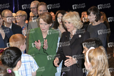 Königin-Gemahlin Camilla und beim Besuch der Komischen Oper in Berlin