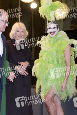 Königin-Gemahlin Camilla und beim Besuch der Komischen Oper in Berlin