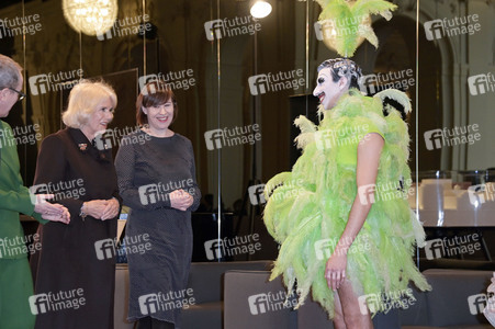 Königin-Gemahlin Camilla und beim Besuch der Komischen Oper in Berlin