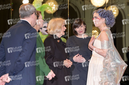Königin-Gemahlin Camilla und beim Besuch der Komischen Oper in Berlin