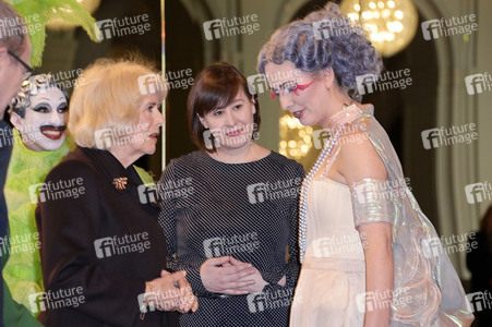 Königin-Gemahlin Camilla und beim Besuch der Komischen Oper in Berlin