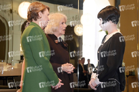 Königin-Gemahlin Camilla und beim Besuch der Komischen Oper in Berlin