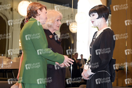 Königin-Gemahlin Camilla und beim Besuch der Komischen Oper in Berlin