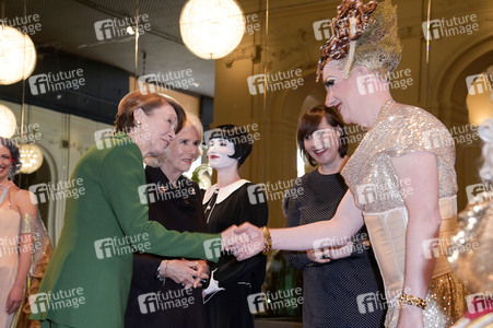 Königin-Gemahlin Camilla und beim Besuch der Komischen Oper in Berlin
