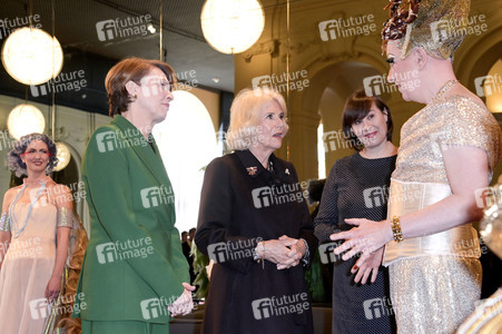 Königin-Gemahlin Camilla und beim Besuch der Komischen Oper in Berlin