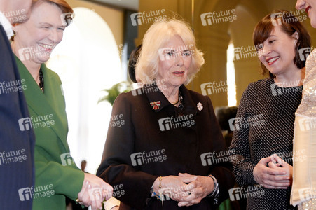 Königin-Gemahlin Camilla und beim Besuch der Komischen Oper in Berlin