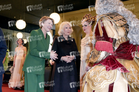Königin-Gemahlin Camilla und beim Besuch der Komischen Oper in Berlin