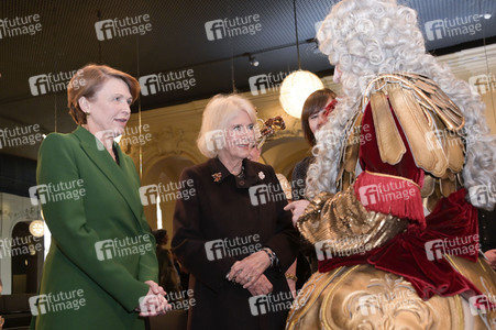 Königin-Gemahlin Camilla und beim Besuch der Komischen Oper in Berlin