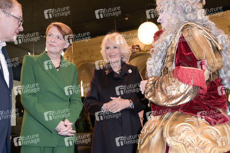 Königin-Gemahlin Camilla und beim Besuch der Komischen Oper in Berlin