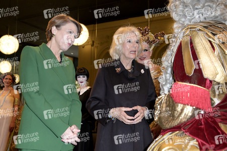 Königin-Gemahlin Camilla und beim Besuch der Komischen Oper in Berlin