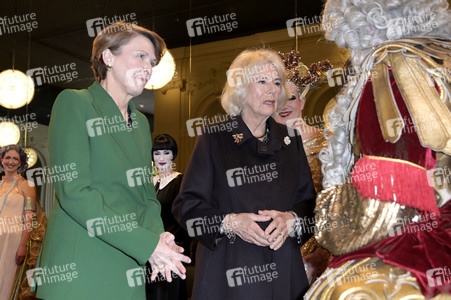 Königin-Gemahlin Camilla und beim Besuch der Komischen Oper in Berlin