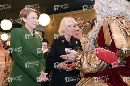 Königin-Gemahlin Camilla und beim Besuch der Komischen Oper in Berlin