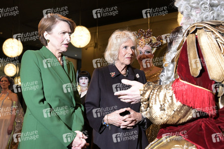 Königin-Gemahlin Camilla und beim Besuch der Komischen Oper in Berlin