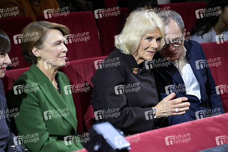 Königin-Gemahlin Camilla und beim Besuch der Komischen Oper in Berlin