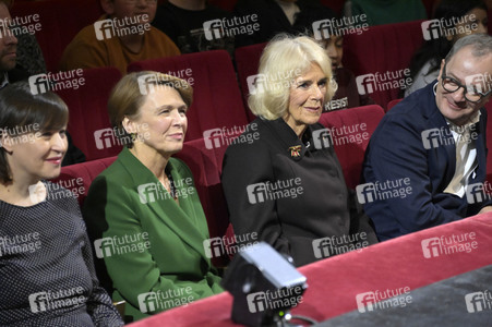 Königin-Gemahlin Camilla und beim Besuch der Komischen Oper in Berlin