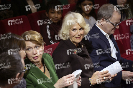 Königin-Gemahlin Camilla und beim Besuch der Komischen Oper in Berlin