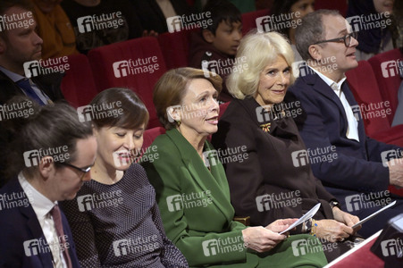 Königin-Gemahlin Camilla und beim Besuch der Komischen Oper in Berlin