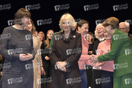 Königin-Gemahlin Camilla und beim Besuch der Komischen Oper in Berlin
