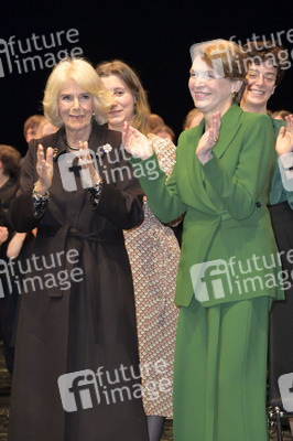 Königin-Gemahlin Camilla und beim Besuch der Komischen Oper in Berlin