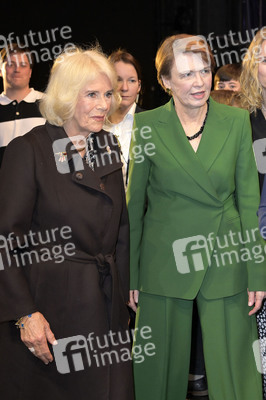 Königin-Gemahlin Camilla und beim Besuch der Komischen Oper in Berlin