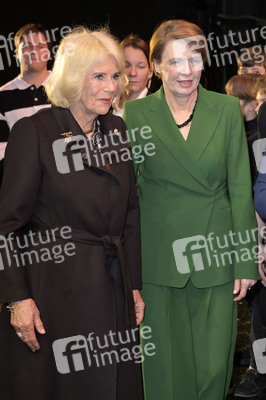 Königin-Gemahlin Camilla und beim Besuch der Komischen Oper in Berlin