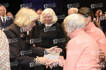 Königin-Gemahlin Camilla und beim Besuch der Komischen Oper in Berlin