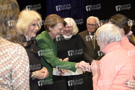 Königin-Gemahlin Camilla und beim Besuch der Komischen Oper in Berlin