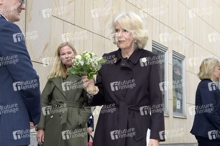 Königin-Gemahlin Camilla und beim Besuch der Komischen Oper in Berlin
