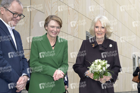 Königin-Gemahlin Camilla und beim Besuch der Komischen Oper in Berlin