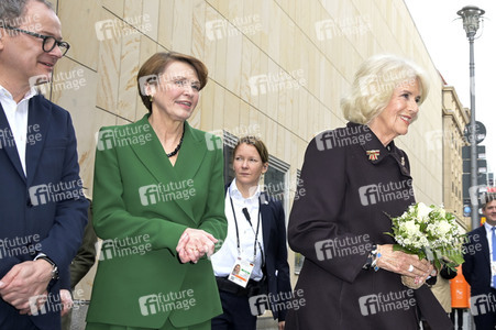 Königin-Gemahlin Camilla und beim Besuch der Komischen Oper in Berlin