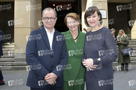Königin-Gemahlin Camilla und beim Besuch der Komischen Oper in Berlin