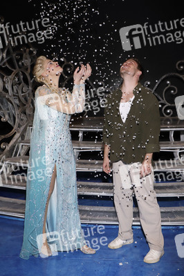 Besuch von Jannik Schümann beim Musical 'Die Eiskönigin' in Hamburg