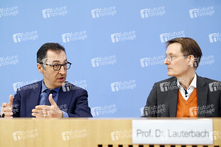 Bundespressekonferenz Cannabis-Gesetzespläne in Berlin