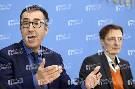 Bundespressekonferenz Cannabis-Gesetzespläne in Berlin