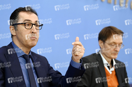 Bundespressekonferenz Cannabis-Gesetzespläne in Berlin