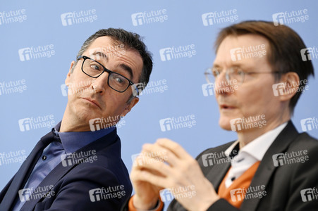 Bundespressekonferenz Cannabis-Gesetzespläne in Berlin
