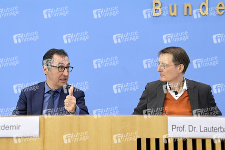 Bundespressekonferenz Cannabis-Gesetzespläne in Berlin
