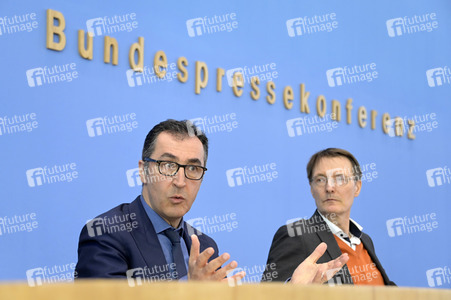 Bundespressekonferenz Cannabis-Gesetzespläne in Berlin