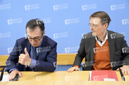 Bundespressekonferenz Cannabis-Gesetzespläne in Berlin