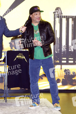 Autogrammstunde von Robert Trujillo in Berlin