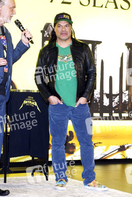 Autogrammstunde von Robert Trujillo in Berlin