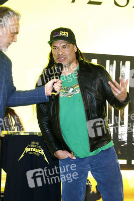 Autogrammstunde von Robert Trujillo in Berlin