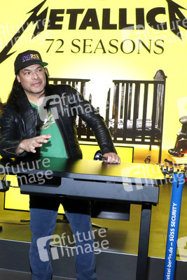Autogrammstunde von Robert Trujillo in Berlin