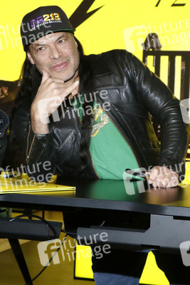 Autogrammstunde von Robert Trujillo in Berlin