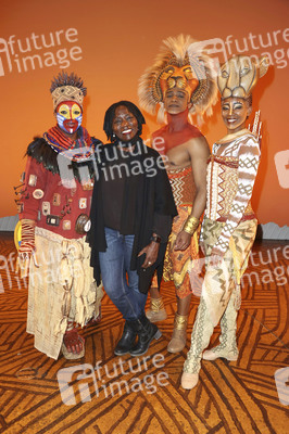 Besuch von Auma Obama beim Musical 'Der König der Löwen' in Hamburg